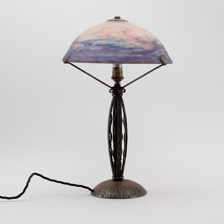 BORDSLAMPA, patinerad metall och glas, jugend, Muller Fres, Lunéville, Frankrike, omkring år 1900.