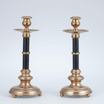 LJUSSTAKAR, ett par, mässing, 1800-talets slut.