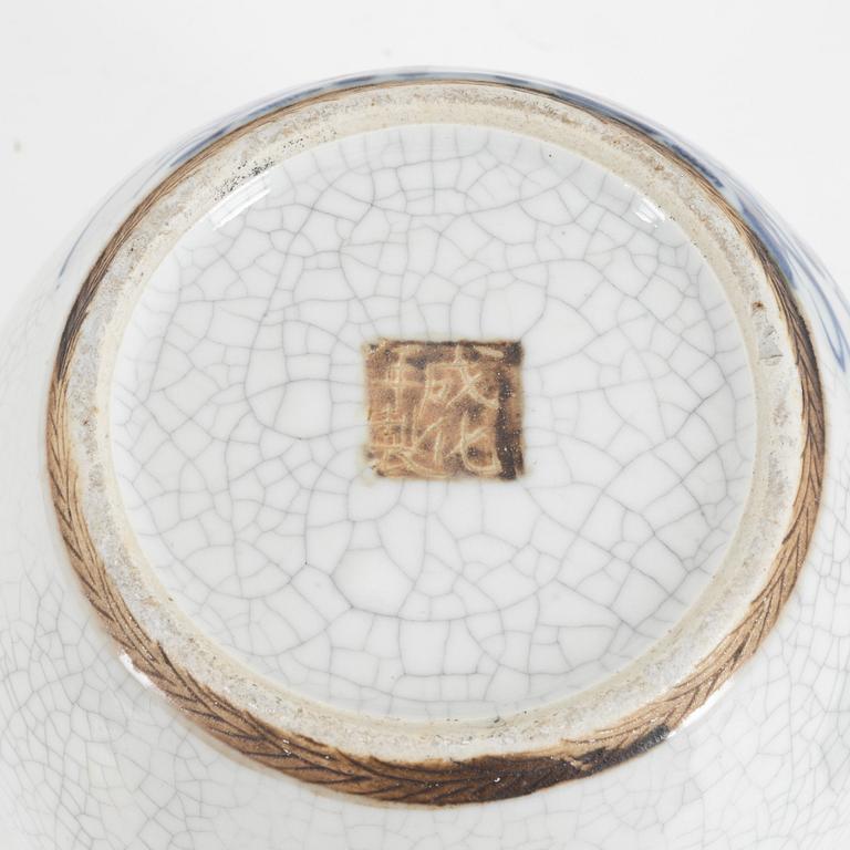 A Chinese blue and white ge-glazed jar with cover, first half of the 20th century.