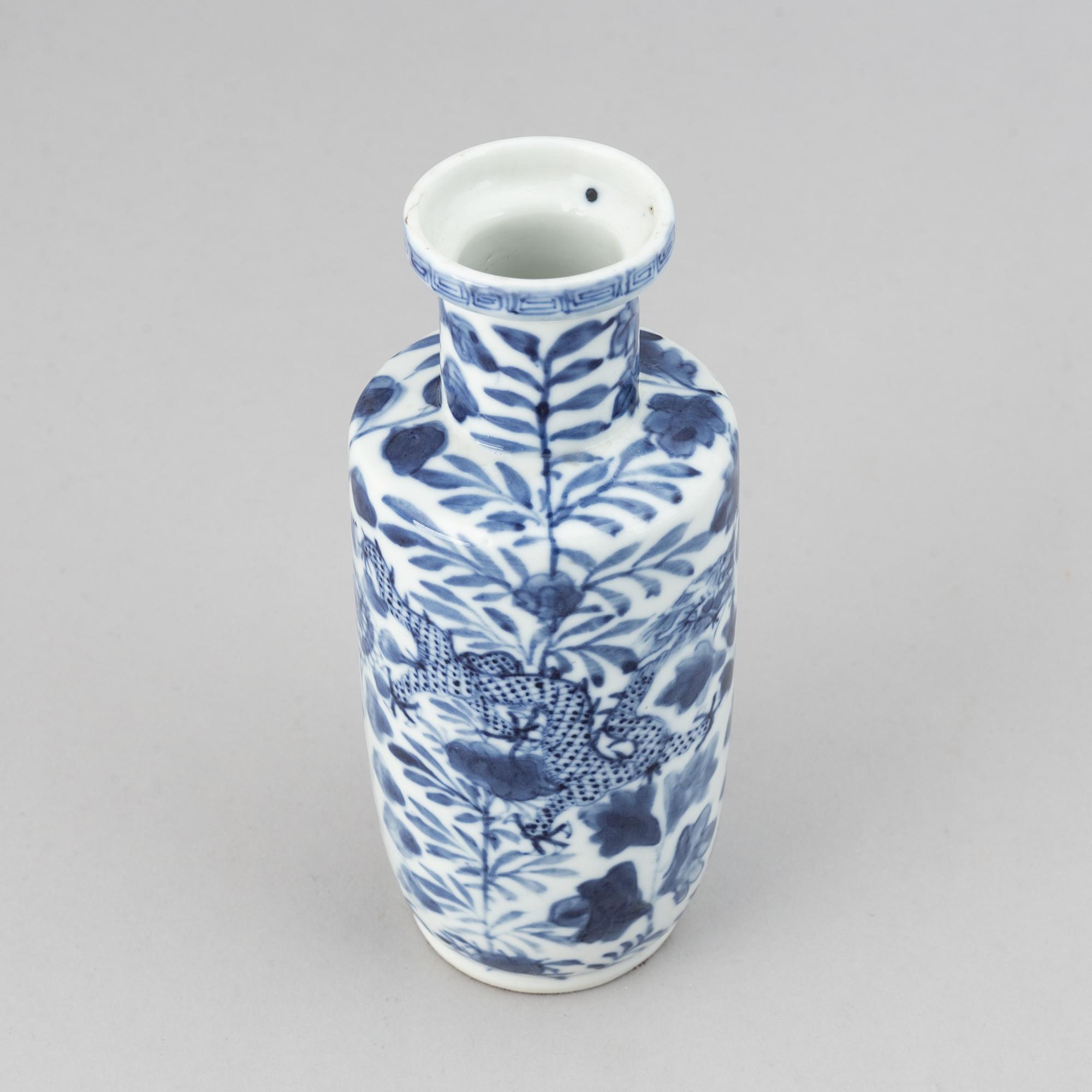 A blue and white roleau vase, late Qing dynasty.