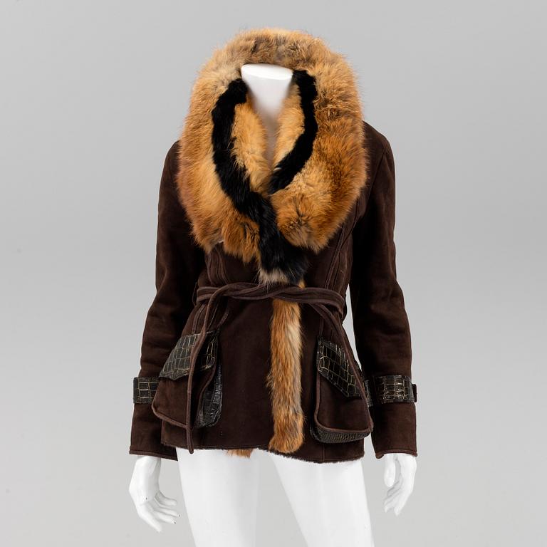 A fur and leather jacket by Amoress, in size app 36.