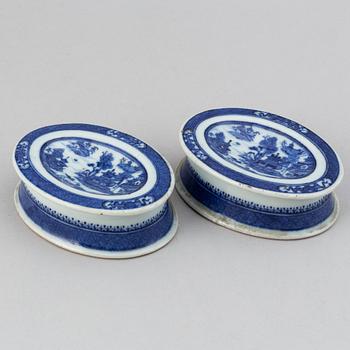A pair of blue and white salts, Qing dynasty, Jiaqing (1796-1820).