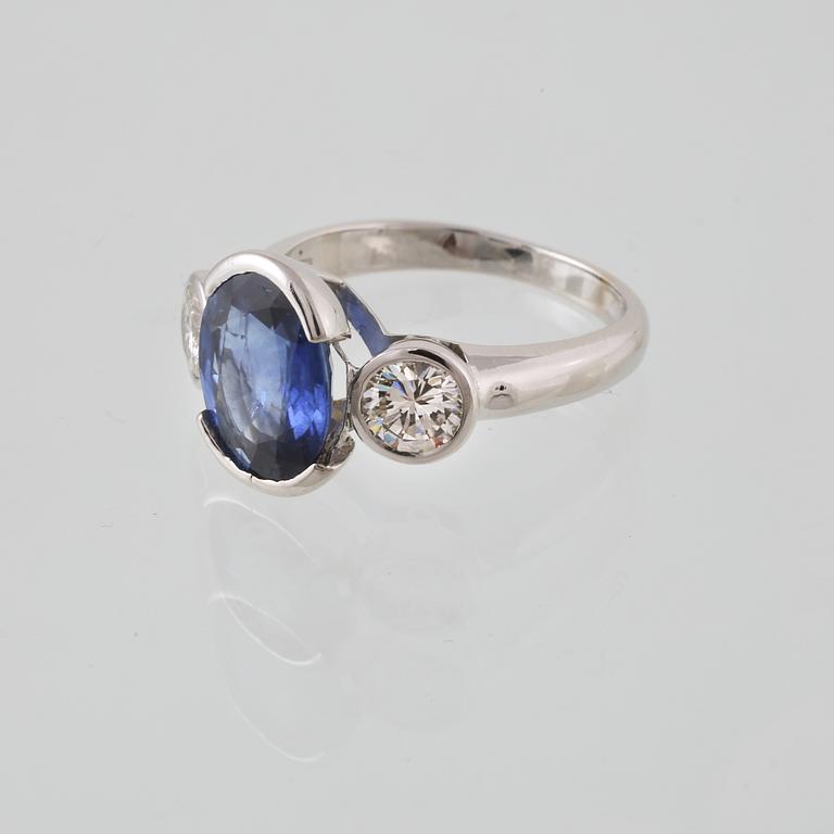 RING, 18k vitguld, med blå safir ca 2.50 ct och 2 briljantslipade diamanter, tot 0.30 ct, Alessandria, Italien, Vikt 5 g.