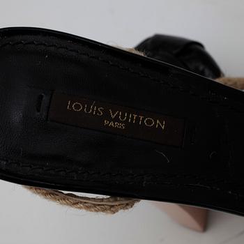 LOUIS VUITTON, ett par sandaletter.