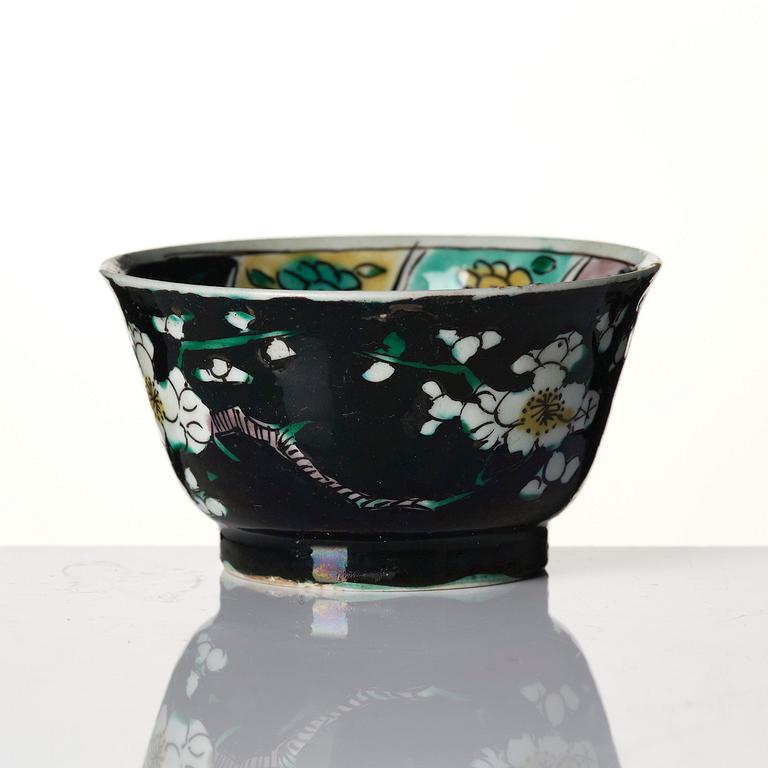 A famille noire cup with stand, Qing dynasty, Kangxi (1662-1722).