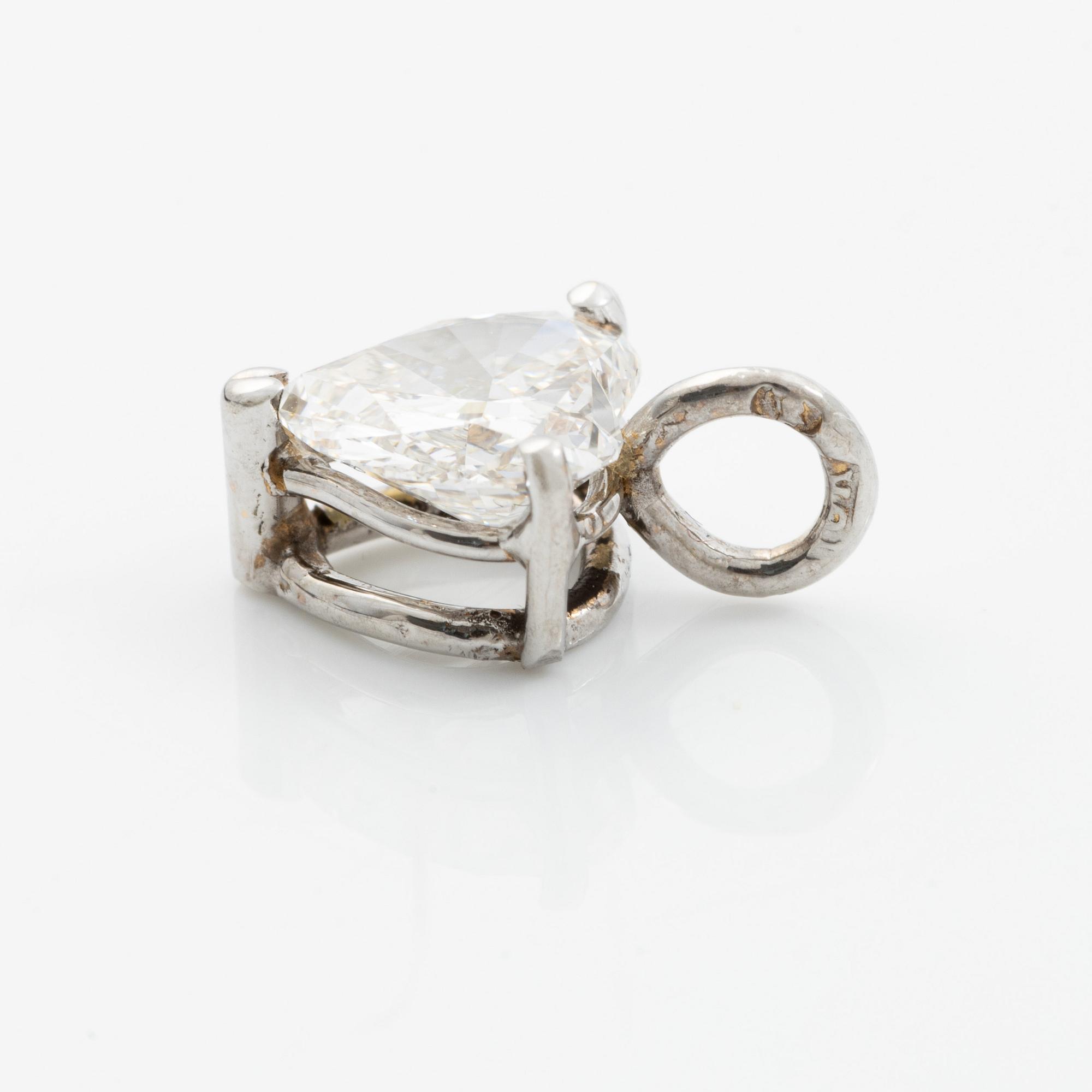 Pendant in 18K white gold with heart-shaped diamond.