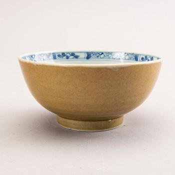 A Chinese 18th/19th century porcelain bowl.