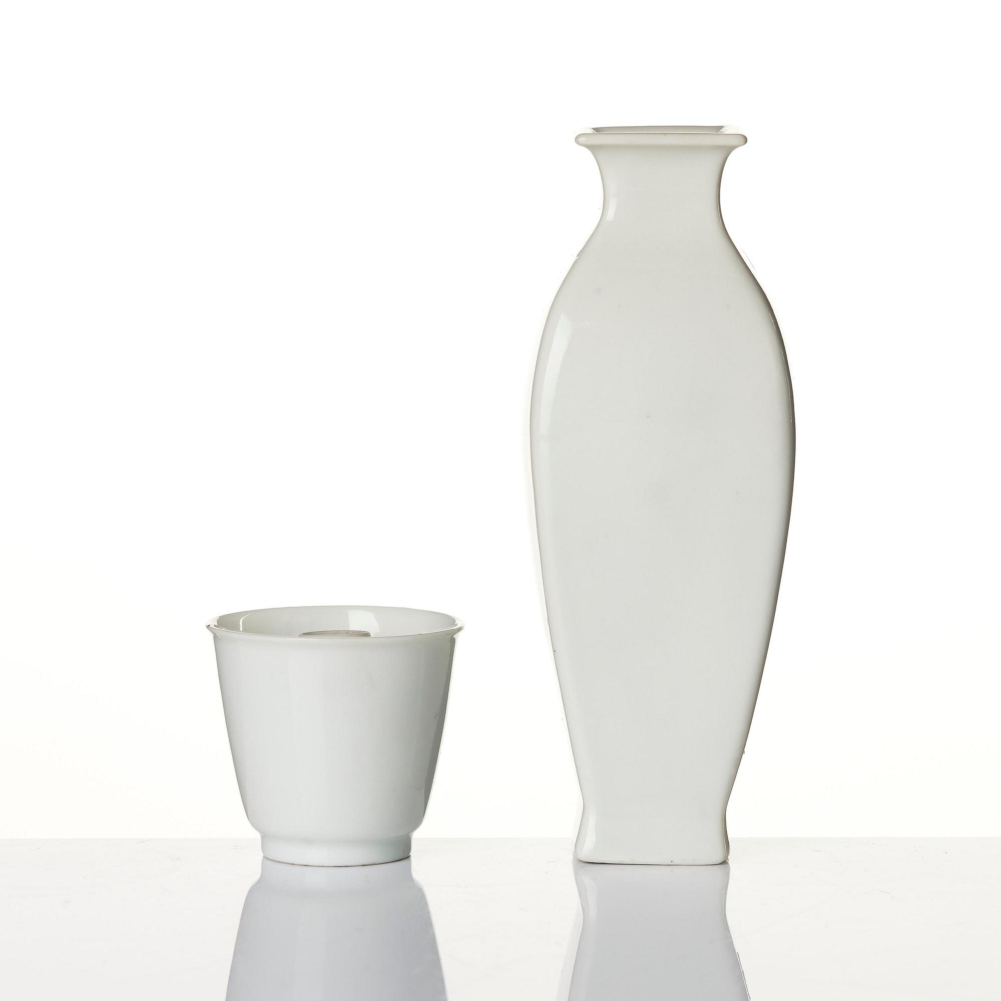 Vas, samt koppar, tre stycken, blanc de chine. Qingdynastin, 1700-tal.