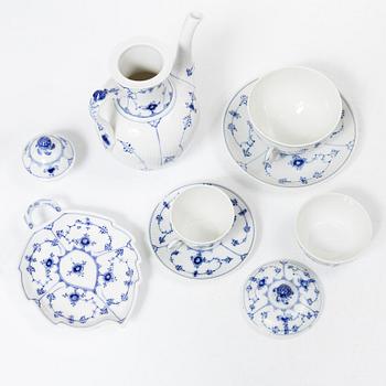 Royal Copenhagen, Servis, 49 delar, porslin, "Musselmalet riflet",
