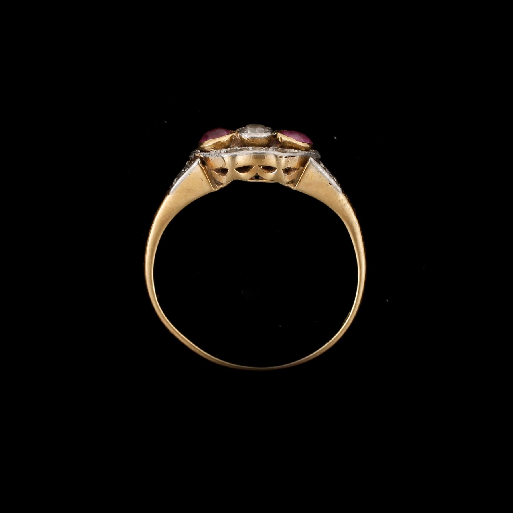 RING, 18k guld, importstämplad, med  runda antikslipade rubiner och diamant. Vikt ca 2,3 gram.