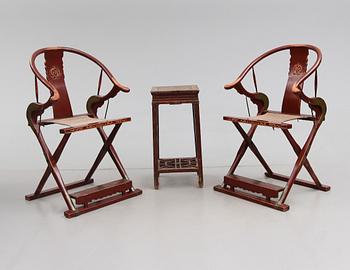 KARMSTOLAR, 1 par samt BORD, orientaliska, samtida.