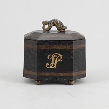 TOBAKSBURK, gjutjärn, empire, 1800-talets första hälft.