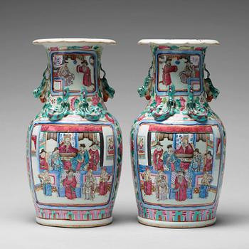 864. A pair of famille rose vases, Qing dynasty, 19th Century.