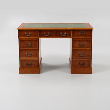 SKRIVBORD, Engelsk stil, 1900-talets andra hälft.