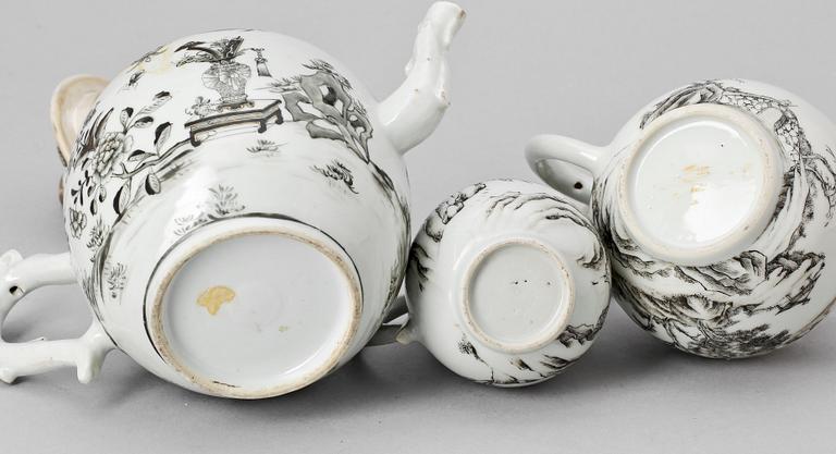 TEKANNOR, 2 st samt GRÄDDKANNA, kompaniporslin. Qing dynastin, Qianlong (1736-95).