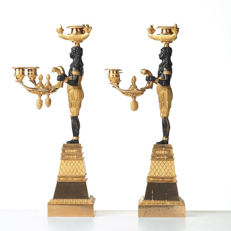 HÖGKLASSIGA KANDELABRAR, för tre ljus, ett par, empire, omkring år 1810.