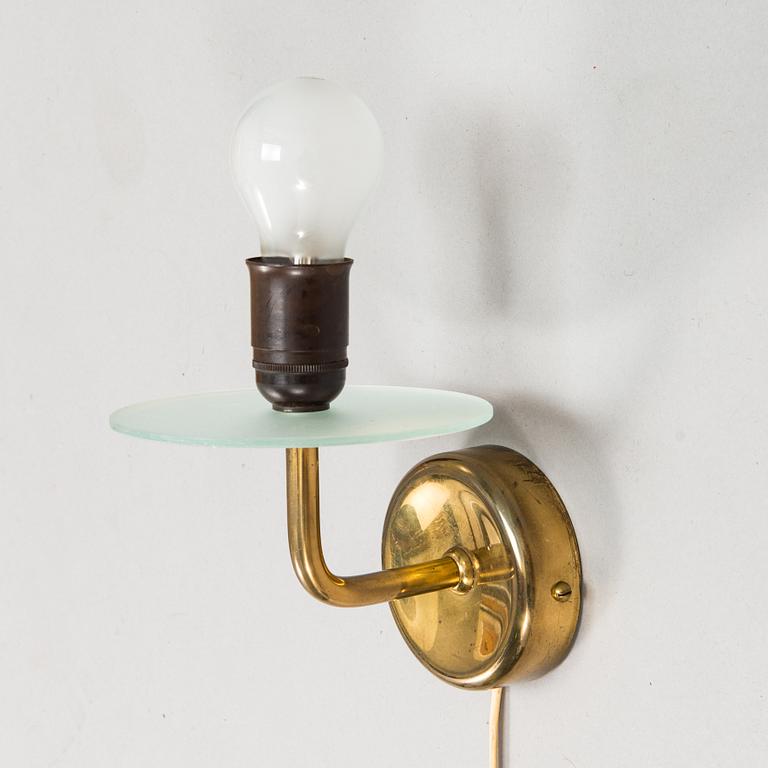Paavo Tynell, a mid-20th century '9448' wall light for Taito.