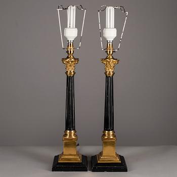 BORDSLAMPOR, ett par, empirstil, 1900-talets slut.