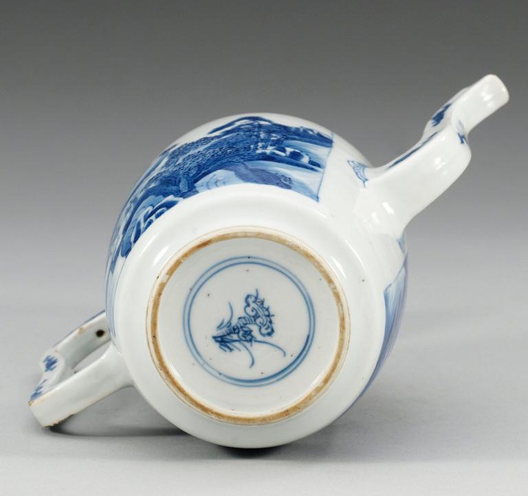 A blue and white ewer, Qing dynasty, Kangxi (1662-1722).