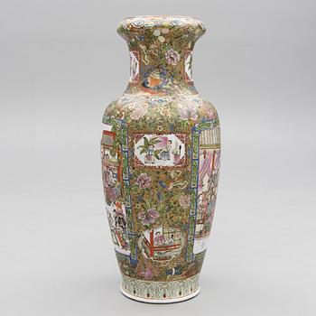 A LARGE URN, porcelain, China late 20th century.