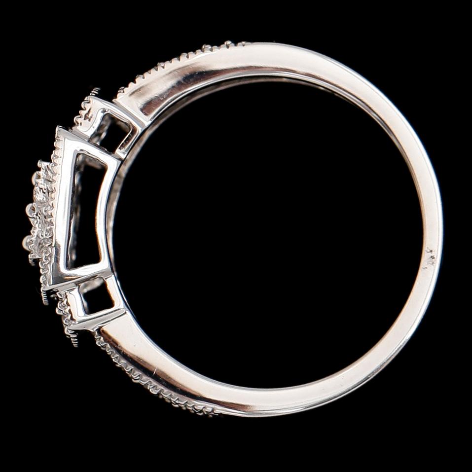 RING, 10 k vitguld, diamanter tot ca 0.50 ct. Vikt ca 3,4 g.