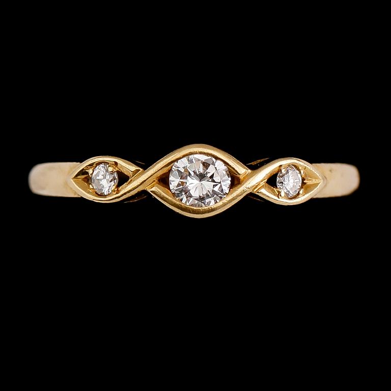 RING, 18 k guld med 3 briljantslipade diamanter. Vikt ca 2 gram.