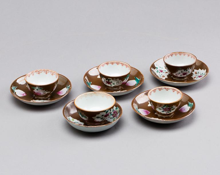 A SET OF FIVE CHINESE PORCELAIN CUPS AND SAUCERS, CIRCA 1900.