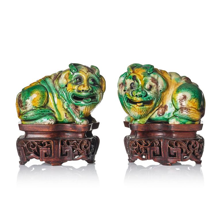 Figuriner, två stycken, porslin. Qingdynastin, Kangxi (1662-1722).