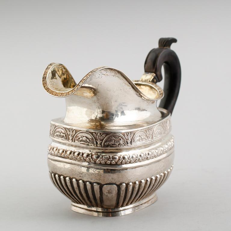 MJÖLKKANNA, silver, Moskva 1828, Ryssland. Vikt ca 233 gram.