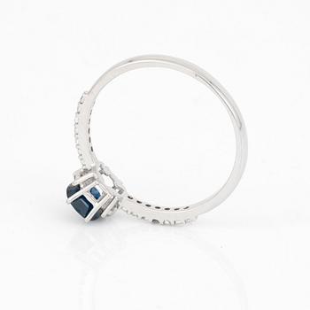 RING, Med fasettslipad safir ca 0.78 ct och diamanter totalt ca 0.15 ct.