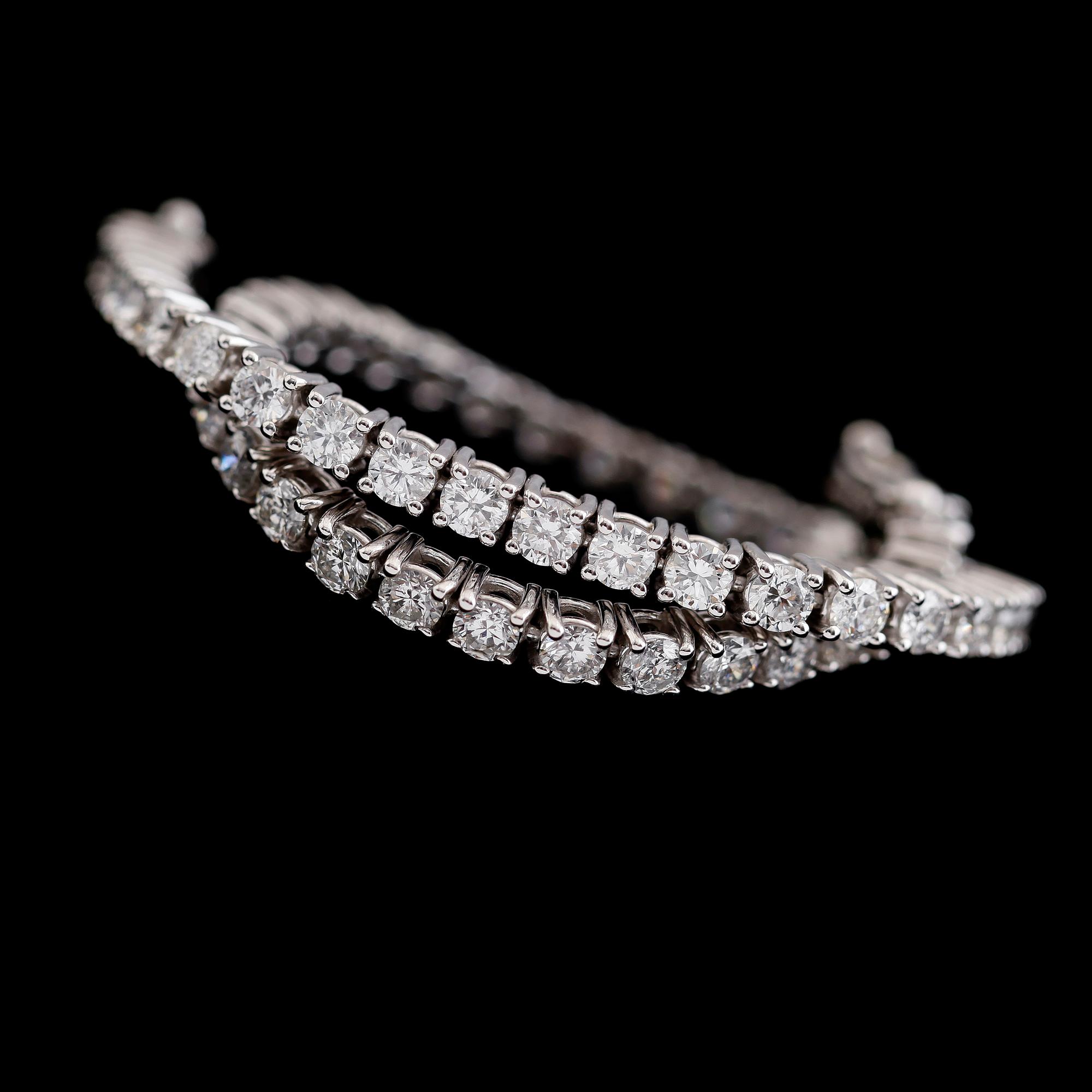 ARMBAND, 18 k vitguld, 54 briljantslipade diamanter tot ca 4.92 ct.