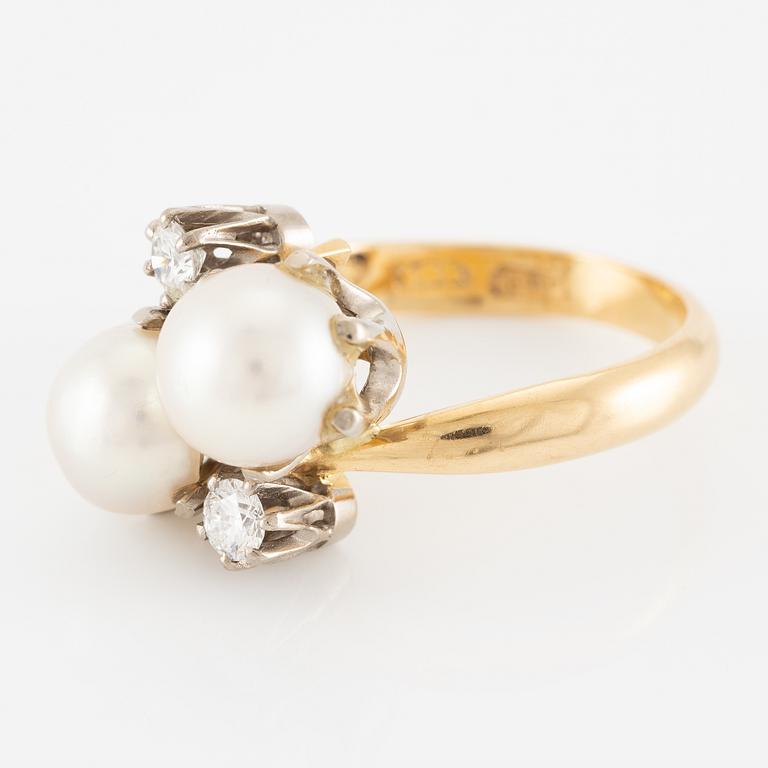 Ring in 18K gold with a cultured pearl and round brilliant-cut diamonds.
