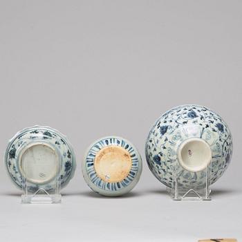 A group of Thai blue and white ceramics, 17/18th Century.