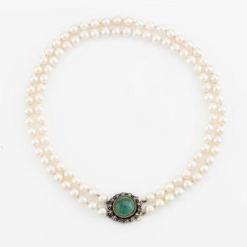 Pearl necklace, double-stranded with cultured pearls, clasp in 18K gold and silver with cabochon-cut emerald and rose-cut diamonds.