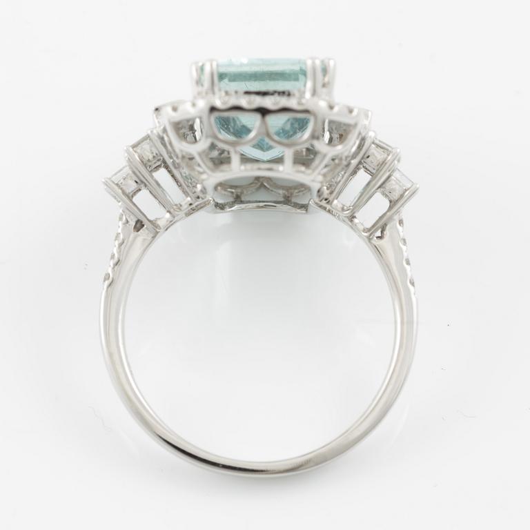 Ring, cocktail ring, 18K white gold set with aquamarine and brilliant-, carré- and baguette-cut diamonds.