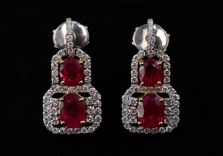 GARNITYR, briljantslipade diamanter ca 1.40 ct. Burmesiska rubiner ca 5.97 ct. Vikt 13,4 g.