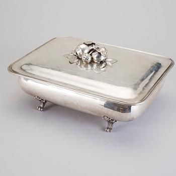 KAROTT MED LOCK, silver, 1900-tal. Ca 2600 g.