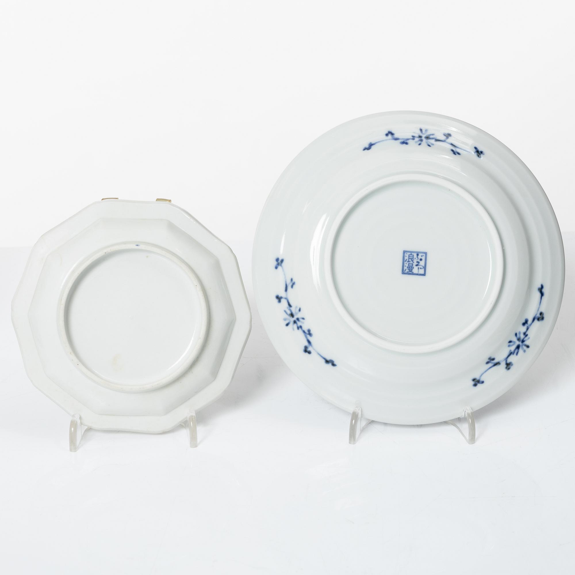 Sju assietter, litet fat samt flaska, porslin, Japan, 1800-/1900-tal.