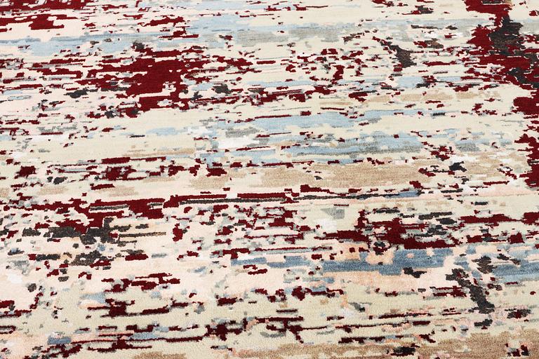 An oriental carpet with modern design, ca. 377 x 277 cm.