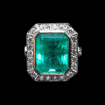 A RING, emerald c. 11.0 ct, diamonds ca 2.25 ct.