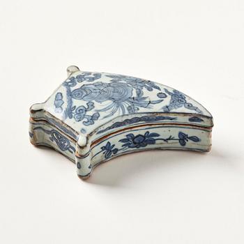 A blue and white box with cover, Ming dynasty, 16th century.