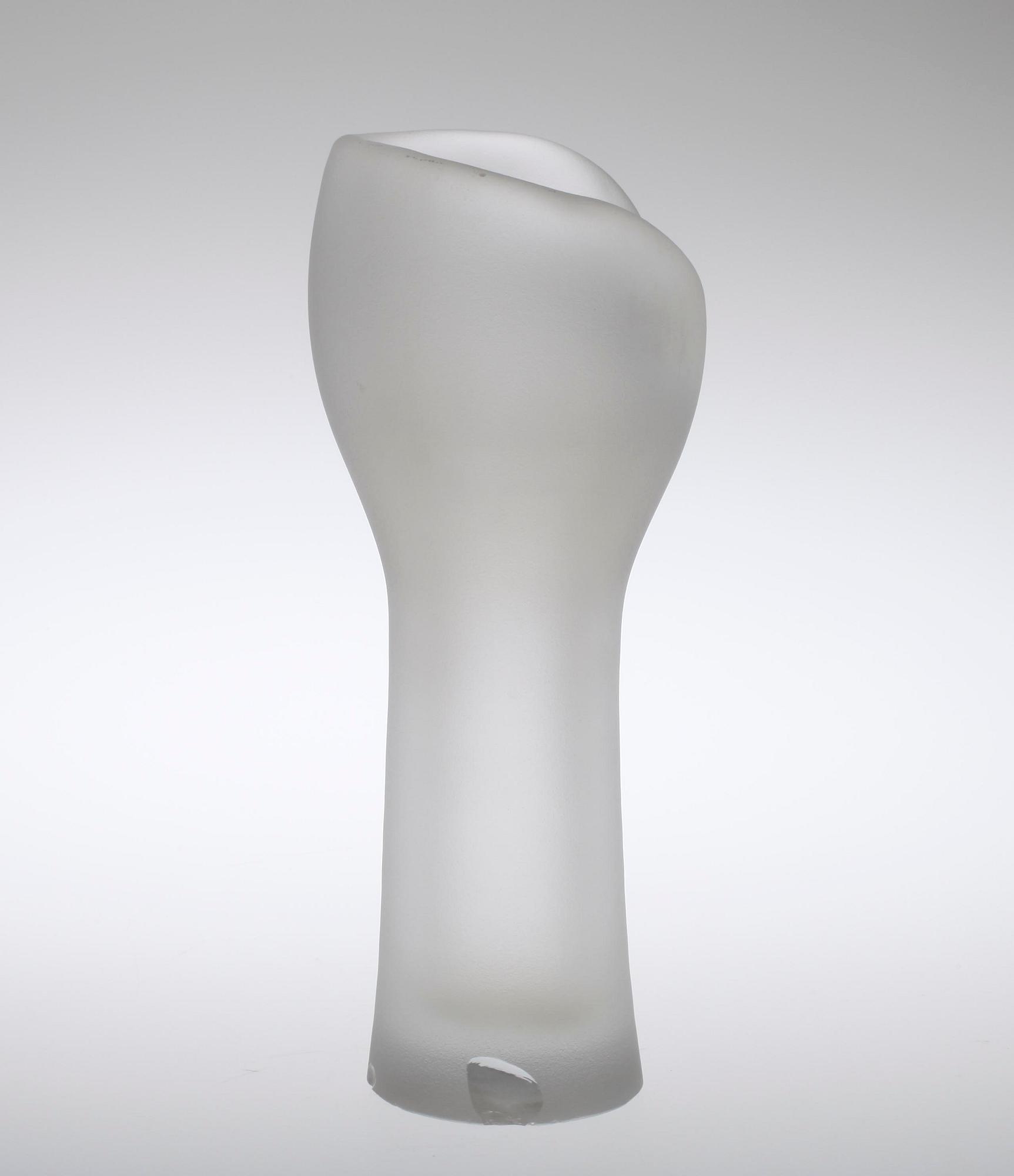 GLASSKULPTUR / VAS, "Hiidennyrkki". Osign.