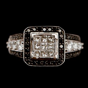 RING, 14 k vitguld, briljant och princesslipade diamanter, total ca 1,0 ct.