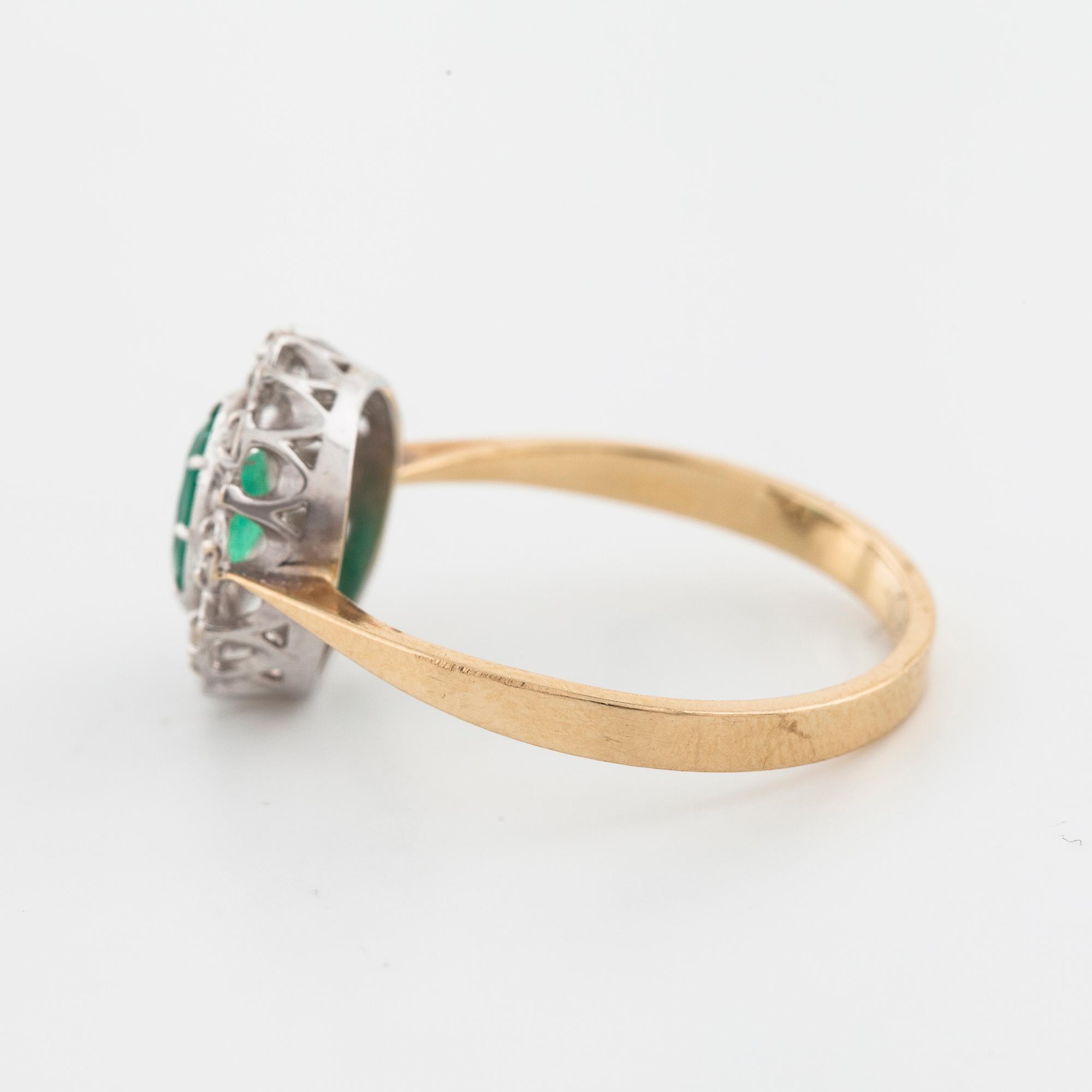 RING, med smaragd samt åttkantslipade diamanter, importstämplad.