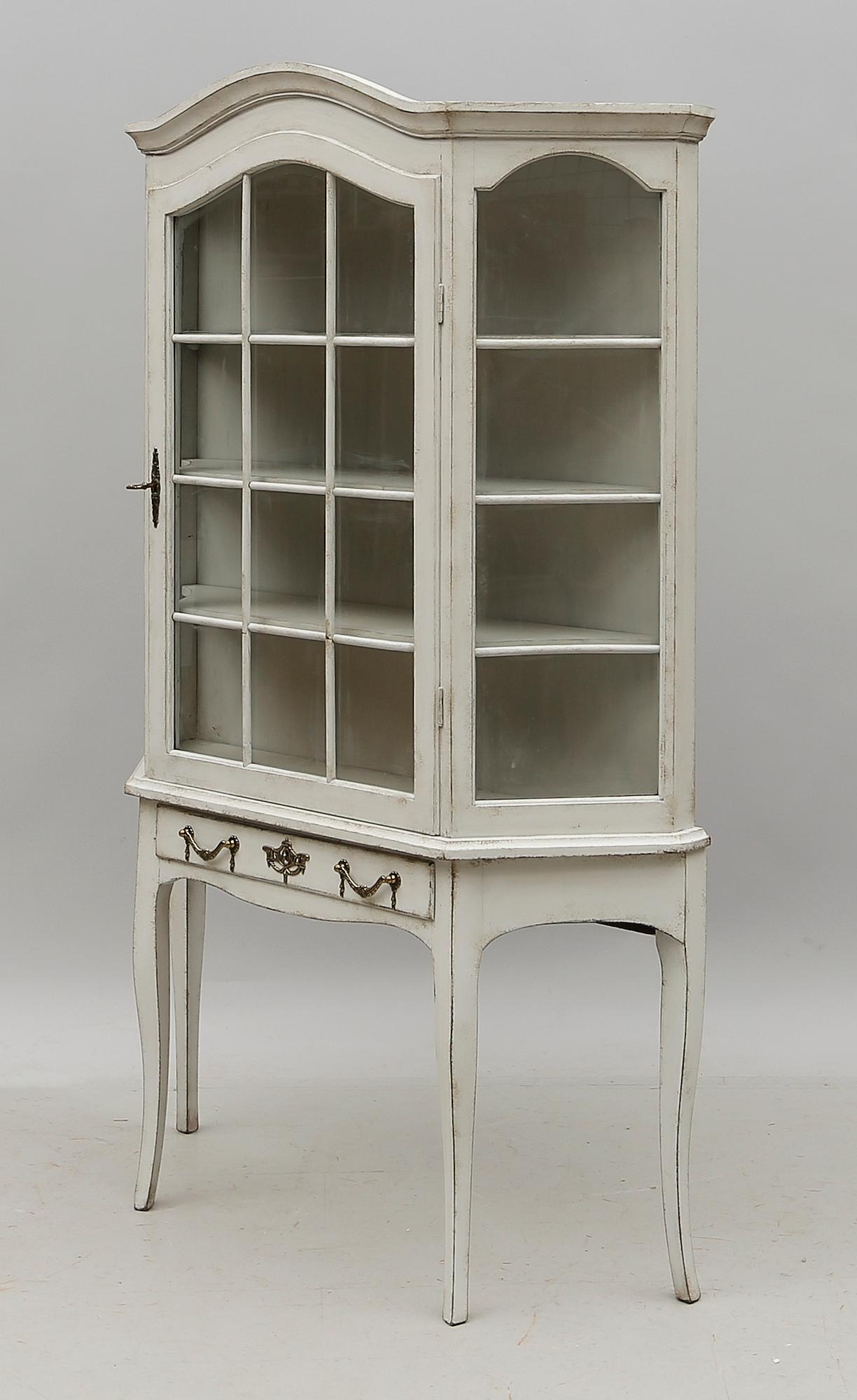 VITRINSKÅP, 1900-talets andra hälft.