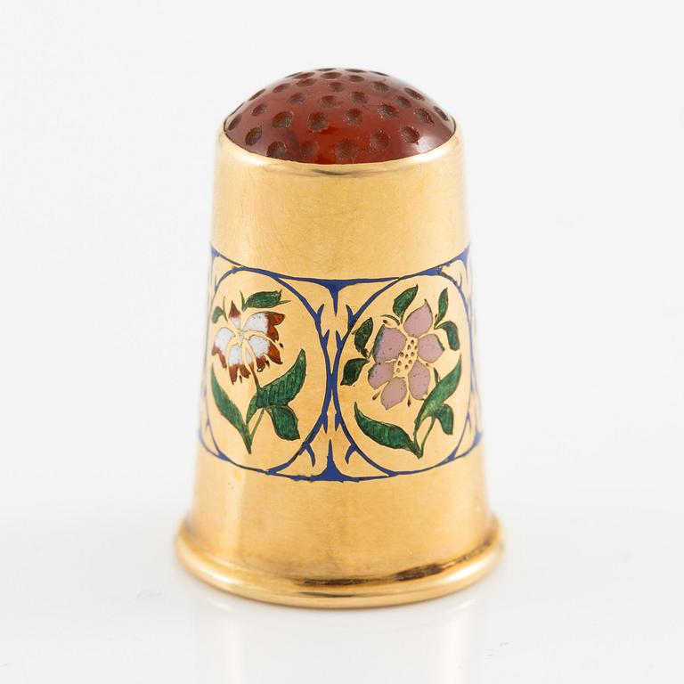 Thimble 18K gold with carnelian and enamel decoration.