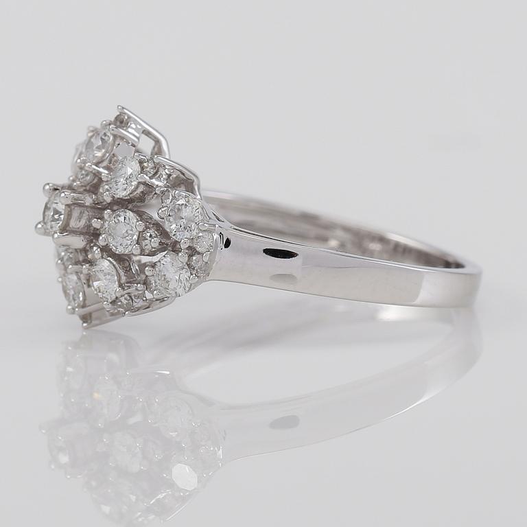 RING, 18K vitguld och diamanter tot ca 0.75 ct.