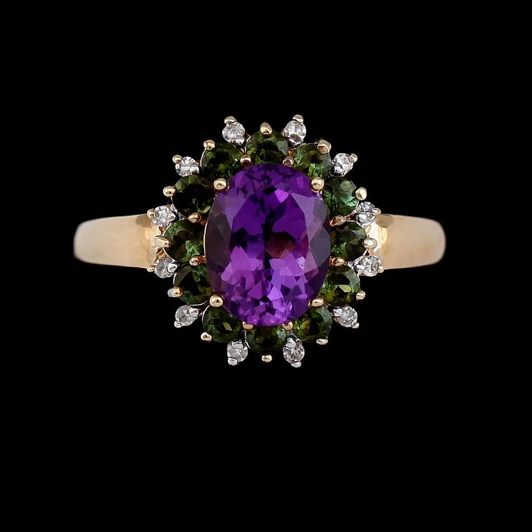 RING, 10K guld, ametist, gröna granater och diamanter. Vikt ca 4 g.