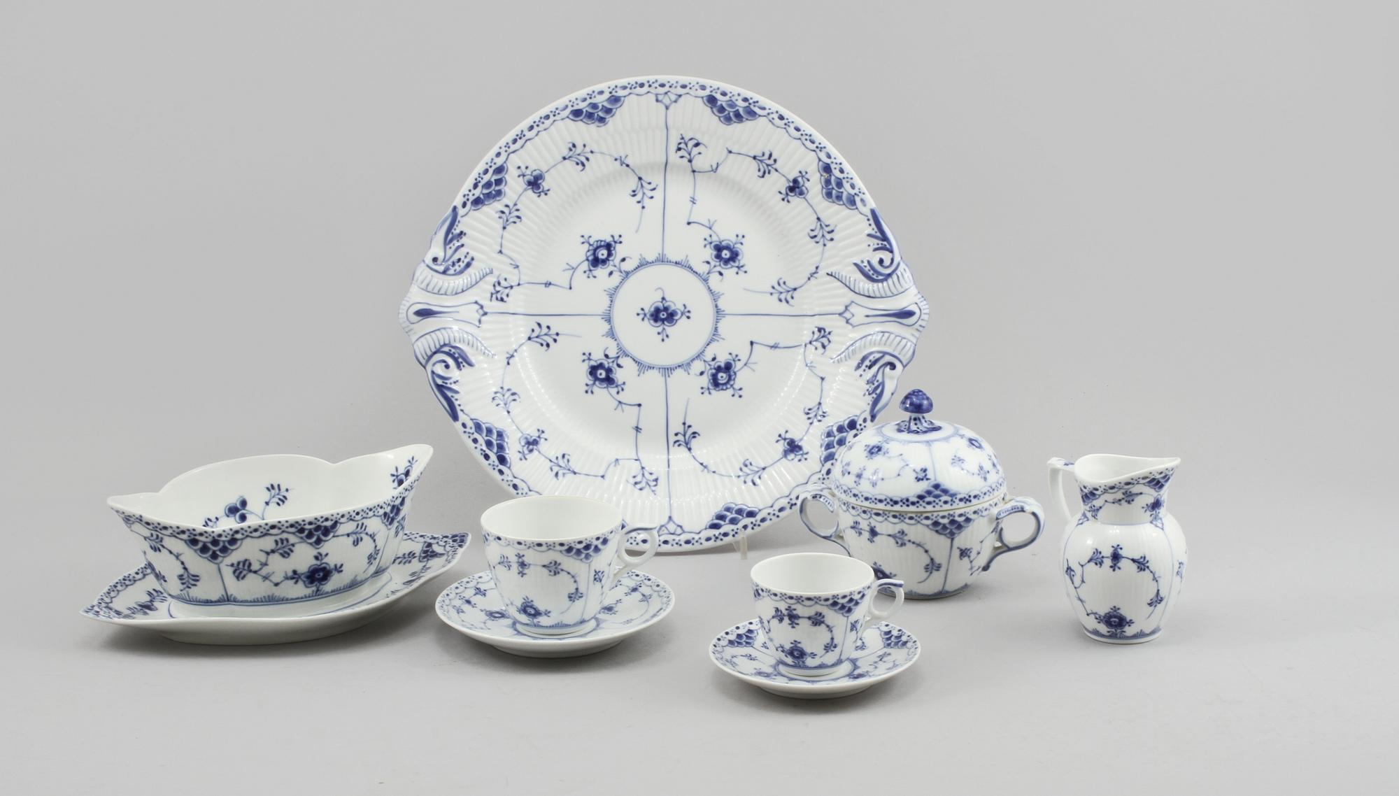 KAFFESERVIS, 48 delar, porslin, "Musselmalet", Royal Copenhagen, 1900-talets andra hälft.