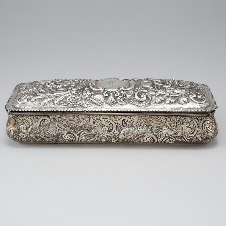 AN ENGLISH VICTORIAN SILVER BOX, London 1887. Weight with loose bottom ca 630 g.